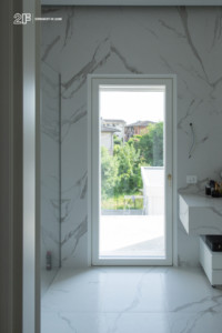 Villa liberty contemporanea - serramenti in legno laccato bianco - 11