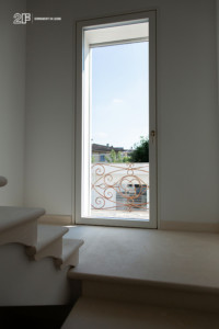 Villa liberty contemporanea - serramenti in legno laccato bianco - 25