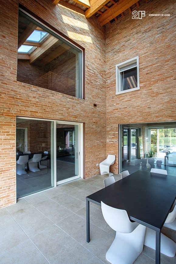 Serramenti in legno con profili minimali per una villa con piscina - Vicenza