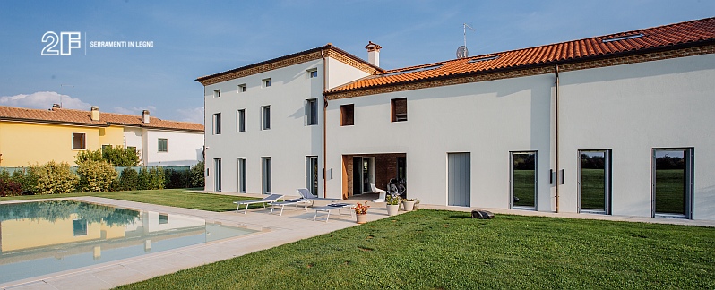 Profili minimali per villa con piscina - serramenti in legno 2F - Vicenza