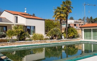 Finitura interna rasomuro per i serramenti 2F di questa villa con piscina - Vicenza