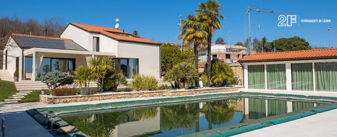 Finitura interna rasomuro per i serramenti 2F di questa villa con piscina - Vicenza